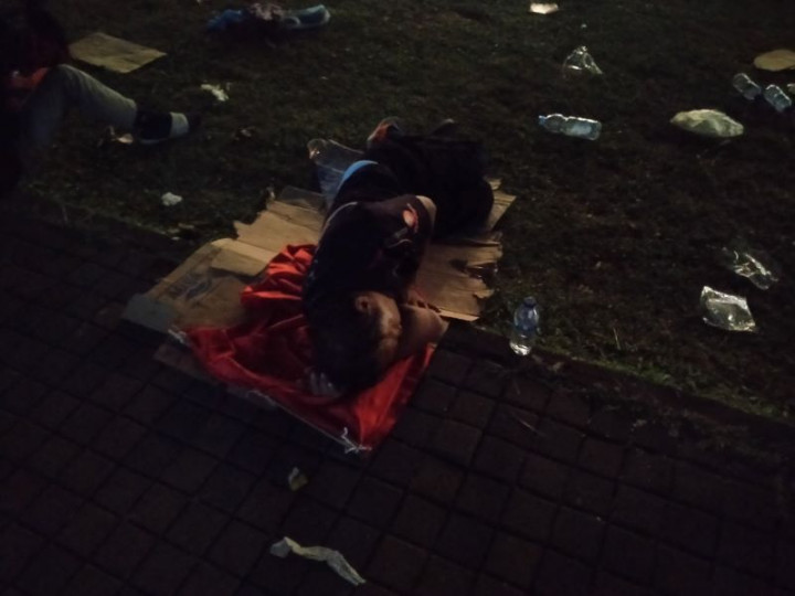 Debat Capres Telah Usai, Seorang Pria Tertidur Pulas di Luar JCC Senayan