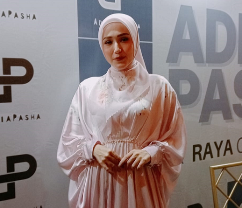 Intip Koleksi Raya Pertama AdeliaPasha, Hadirkan Kaftan hingga Sarimbit Berwarna Pastel