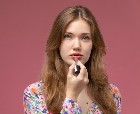 Lipstik adalah item make up yang dapat menyempurnakan penampilan. (Foto: Ilustrasi. Dok. Freepik.com)