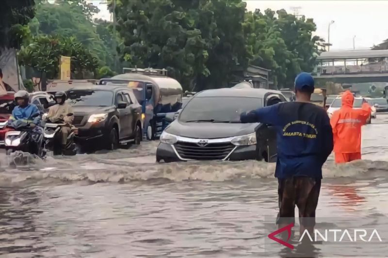 Hujan Deras, Jalan DI Panjaitan Jaktim Banjir hingga 50 Cm