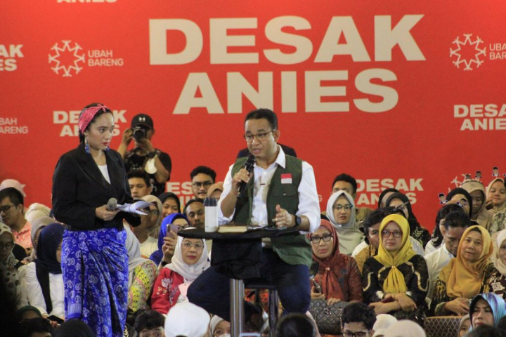 Momen Anies Baca Spanduk 'Negara Punya Rakyat Bukan Punya Keluargamu'