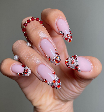 Nail art batu giok mini. (Foto: Dok. Vogue/Instagram/@sansungnails)