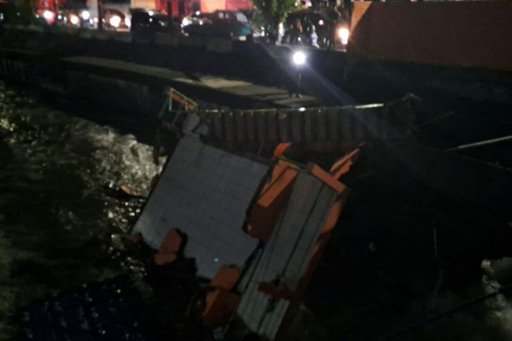 Pos Pantau Air di Palmerah Roboh Tergerus Air Sungai