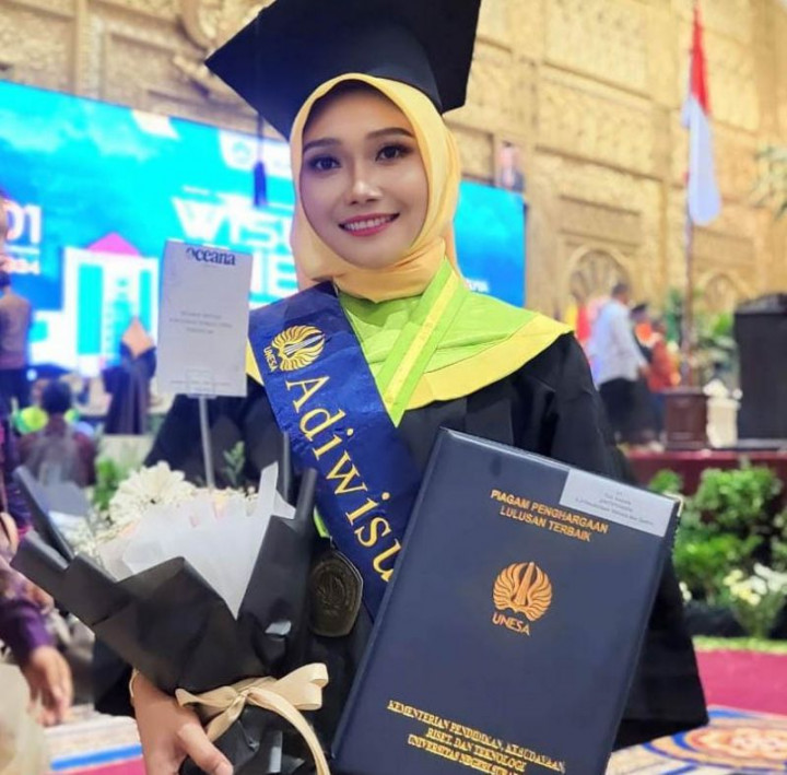 Tetap Berprestasi di Tengah Kesibukan Segudang, Wisudawan Terbaik Unesa Ini Bagikan Tipsnya