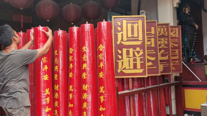 Ratusan Lilin Mulai Berdiri di Vihara Dharma Ramsi Bandung