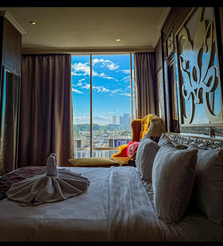 Menjadi pagi yang indah ketika langit biru dan gunung Salak menyambutmu langsung dari Royal Suite Room Sapphire Sky Hotel & Conference. Dok. A. Firdaus/Medcom