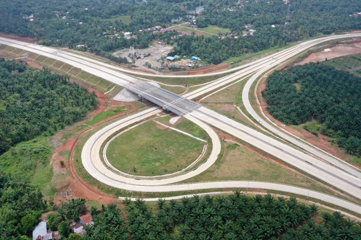 Jokowi Resmikan Operasional Dua Ruas Tol Trans Sumatra