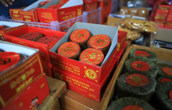 Warga Tionghoa Mulai Buru Pernak-Pernik Imlek di Pecinan Pasar Lama Tangerang