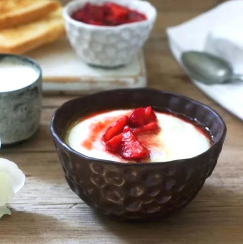 Tofu yang lembut ini disiram saus stroberi. Segar banget! (Foto: Dok. Endeus TV)