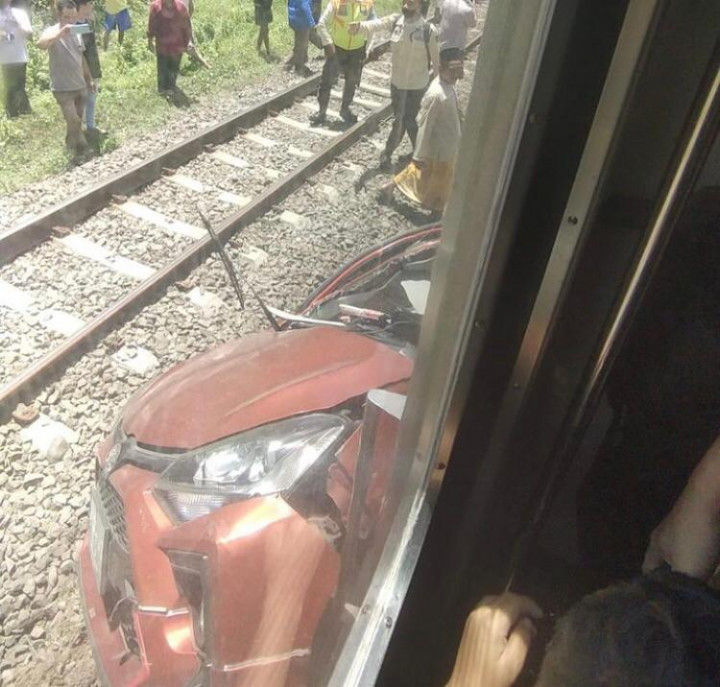 Viral, KRL Tabrak Mobil di Lintasan Daru-Tigaraksa