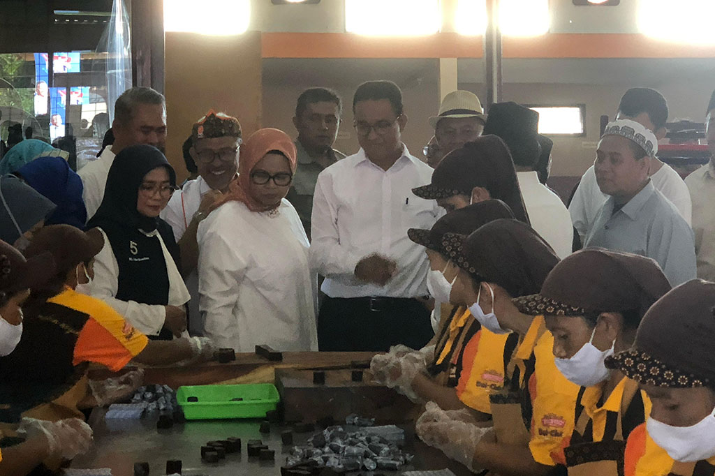 Anies Dorong Kemajuan Pelaku Usaha Dodol Garut