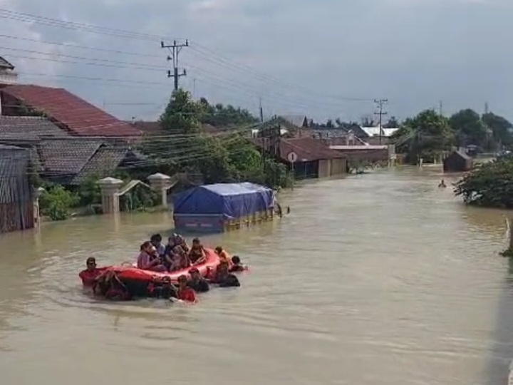 Sungai Wulan Jebol, Ratusan Warga Demak Mengungsi