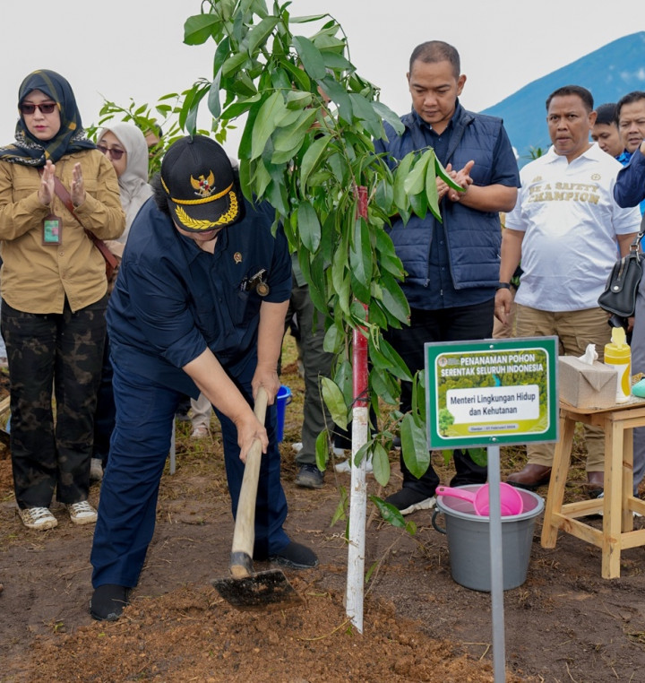 Pimpin Tanam Pohon Serentak Seluruh Indonesia, Menteri LHK Bersama Masyarakat Jawa Barat Tanam 1.000 Pohon