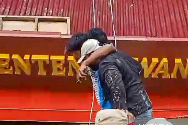 Kanopi Kelenteng Kwankong di Makassar Roboh, 2 Pekerja Terluka