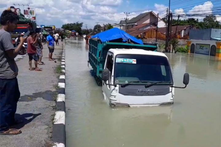 Terendam Banjir, Jalur Pantura Demak Lumpuh Total