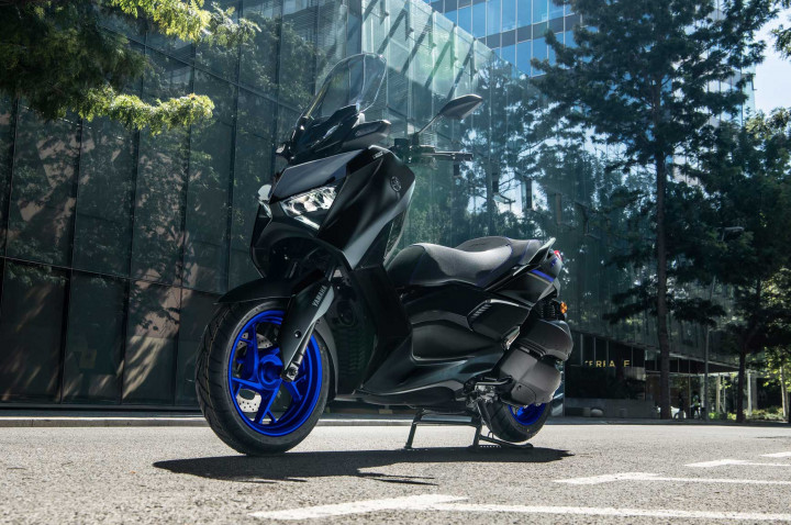Tampilan Baru Yamaha XMAX Pakai 'Sepatu' Biru