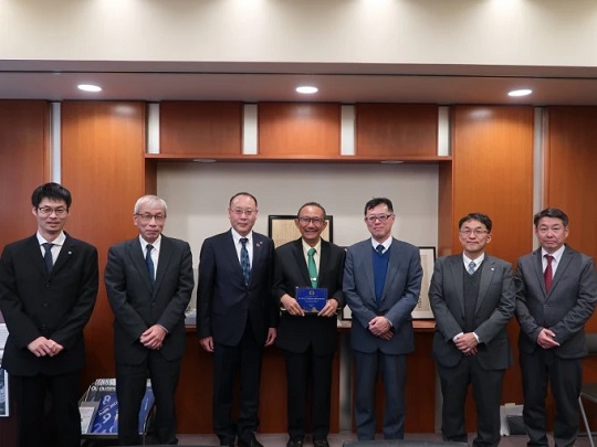 Selamat! Guru Besar UGM Irfan Prijambada Terima Gelar Global Alumni Fellow Osaka University