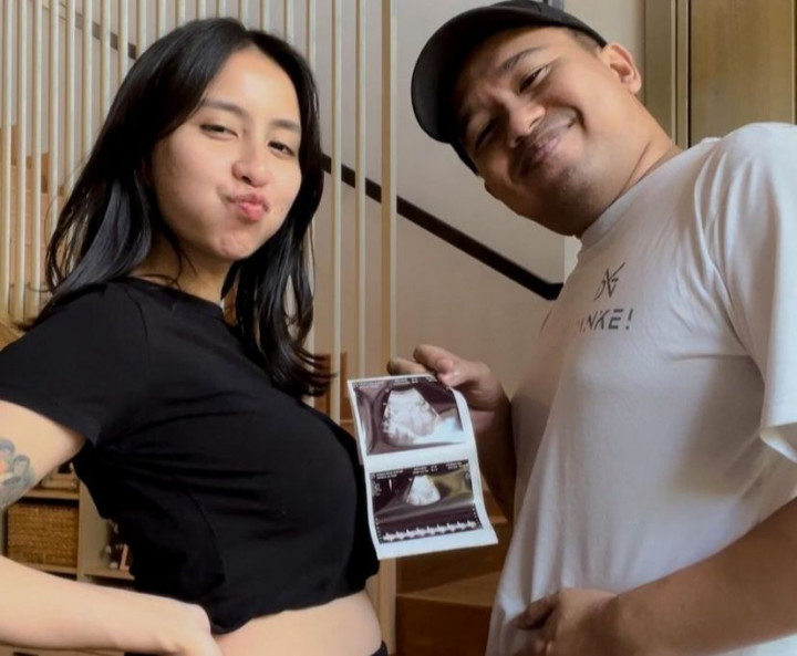 Selamat! Clairine Clay Istri Joshua Suherman Hamil Anak Pertama