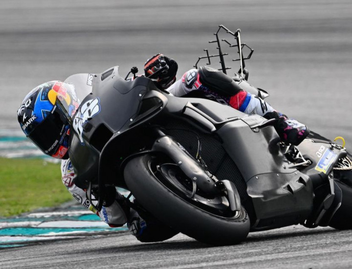 Aprilia Bawa 'Antena Luar TV' Di Belakang Motornya, Buat Apa?