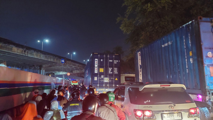 Peserta Kampanye Akbar AMIN Membeludak, Jalan RE Martadinata Macet Total