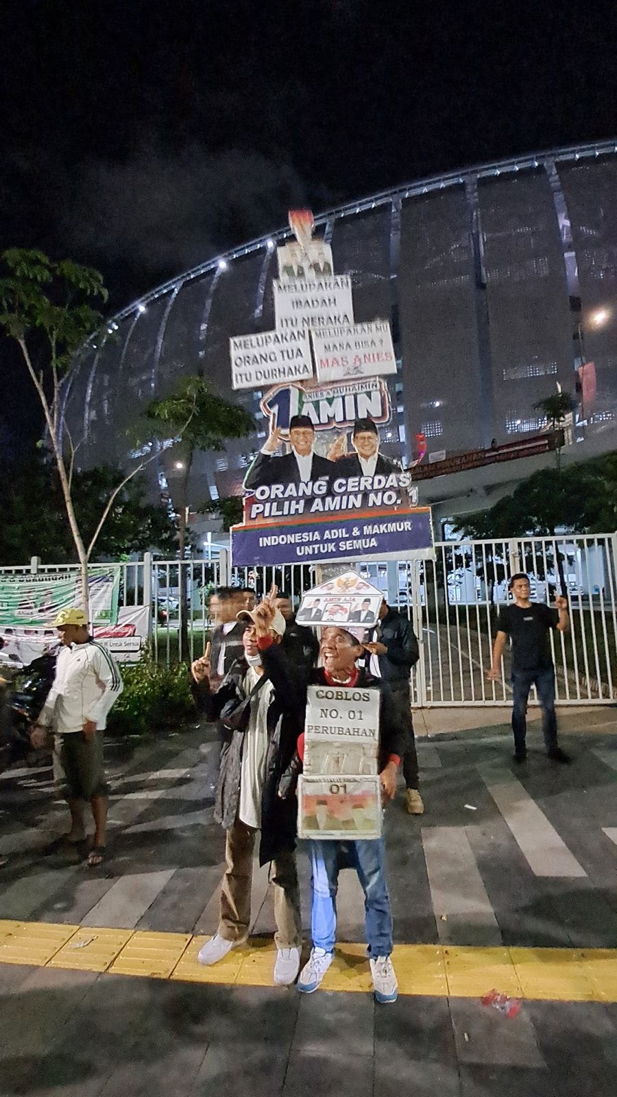 Ragam Spanduk Berisi Harapan hingga Pantun di Kampanye Akbar AMIN