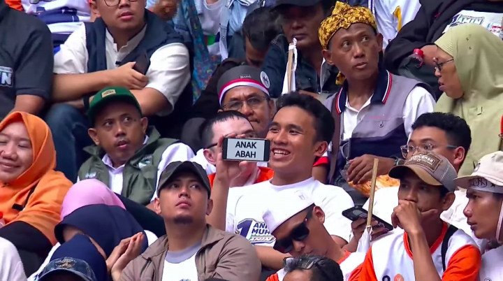 Anak Abah Datang ke Kampanye Akbar AMIN, Bawa Banner hingga Human Standee Anies