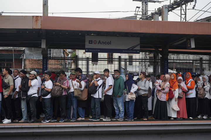 Hadiri Kampanye Akbar AMIN, Massa Penuhi Stasiun Ancol
