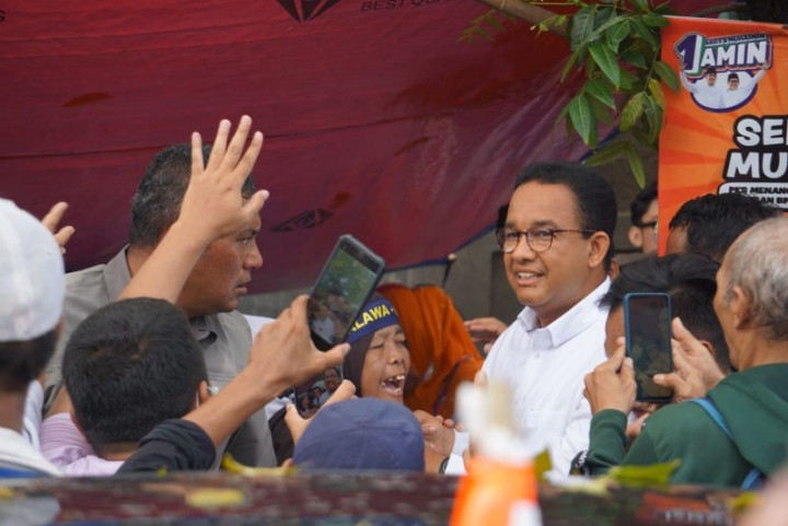 Jalan Kaki ke JIS, Anies Baswedan Diserbu Simpatisan