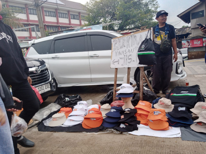 Curhat Penjual Pernak-pernik Kampanye: 01 Paling Cuan