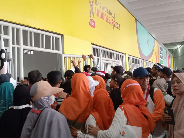 Antusiasme Tinggi, Massa Terus Berupaya Masuk Area JIS