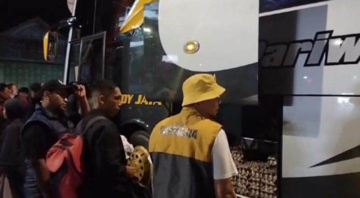 Hadiri Kampanye Akbar AMIN di JIS, Warga Brebes Bawa 10.000 Butir Telur Asin