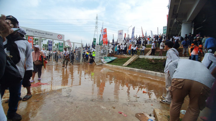 Momen Massa Bersusah Payah Demi Masuk ke Area JIS