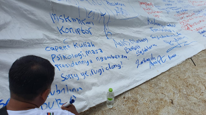 Pendukung Anies-Muhaimin Tulis Pesan Menggelitik di Spanduk Karung