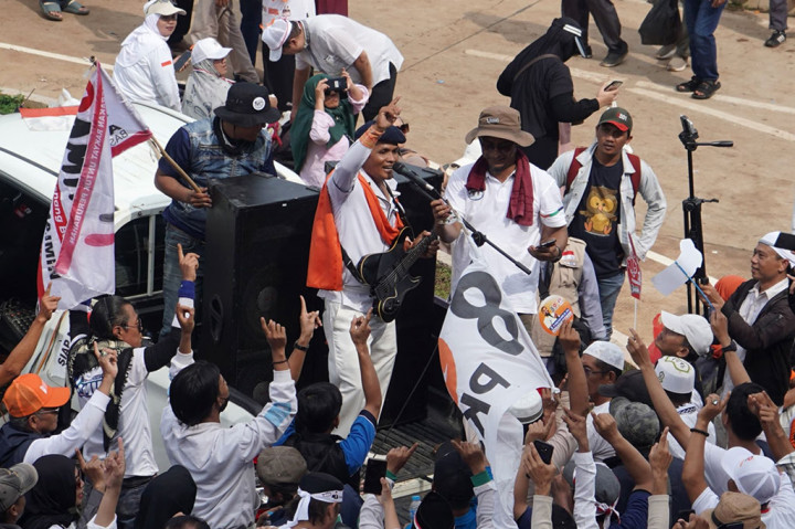 Rhompal Irama Hibur Massa AMIN yang tak Bisa Masuk JIS