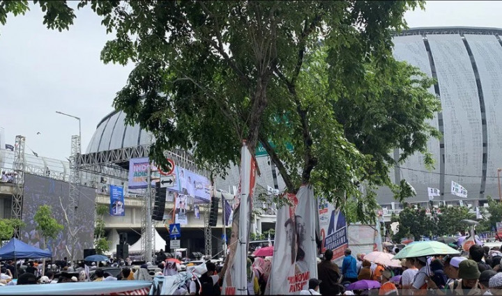 Pendukung AMIN yang Tak Bisa Masuk JIS Hadiri Kampanye Lewat Layar Lebar