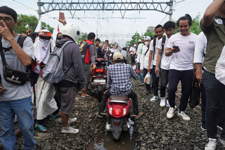 Antusiasme Massa AMIN, Pemotor Rela Lewat Kobangan Air untuk Sampai JIS
