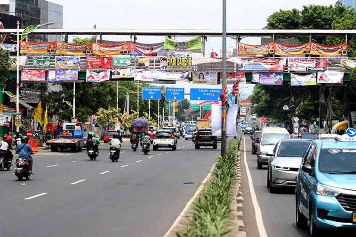 Satpol PP DKI Pastikan Seluruh Spanduk dan Baliho Bersih pada Minggu