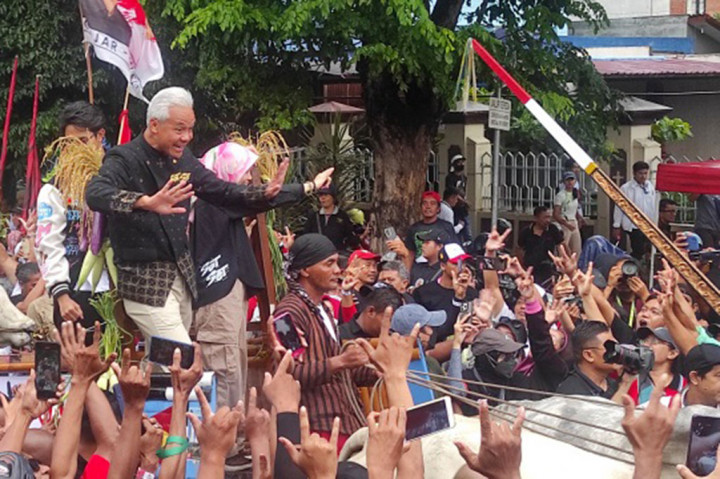 Kampanye Terakhir di Solo, Ganjar Diarak dengan Gerobak Sapi
