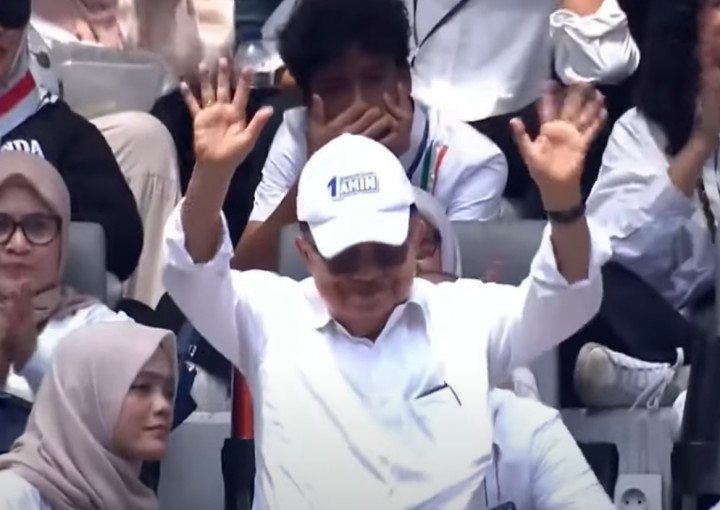 Jusuf Kalla Rela Berjalan Kaki 1,5 Jam Sepanjang 3,5 Km Demi ke Kampanye Akbar AMIN di JIS