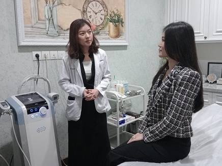 Dr. Arini menjelaskan cara kerja alat Exilis Ultra 360. (Foto: Dok. Yuni)