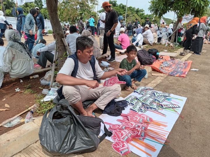 Pedagang Atribut Kecipratan Rezeki Kampanye Akbar Anies-Muhaimin di JIS