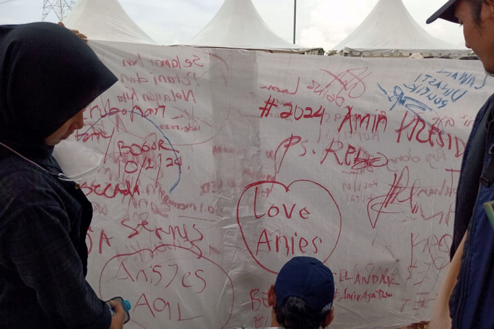 Penampakan Spanduk Rakyat Sepanjang 1 Km di Kampanye Akbar AMIN