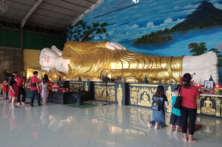 Warga Keturunan Tionghoa Sembahyang di Vihara Buddha Tidur