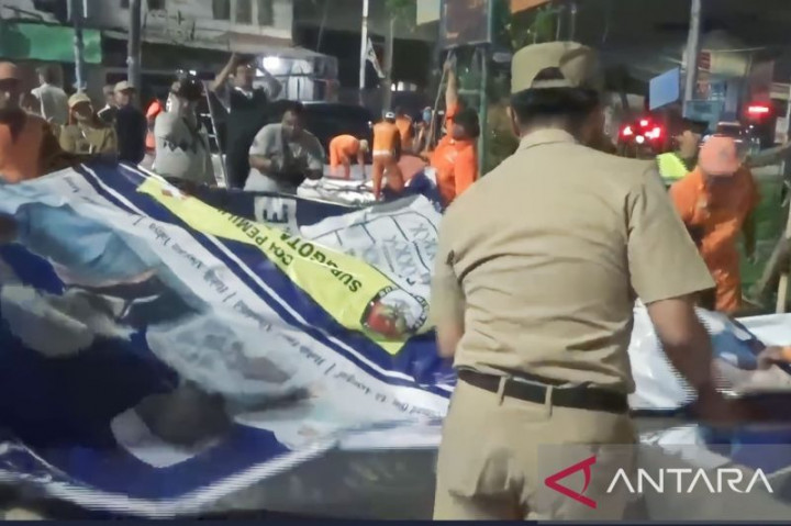 Memasuki Masa Tenang, Alat Peraga Kampanye di Jaktim Diturunkan Petugas