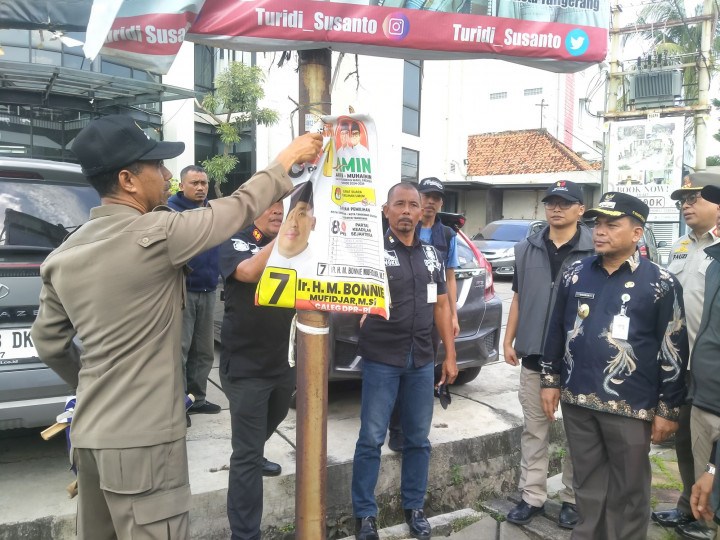 Ribuan Petugas Bawaslu Diterjunkan Turunkan APK di Kota Tangerang