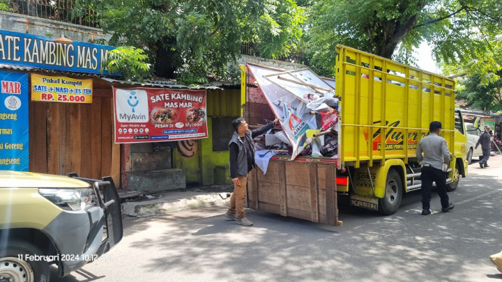 Hari Pertama Masa Tenang, Ribuan APK di Jalan Protokol Solo Ditertibkan