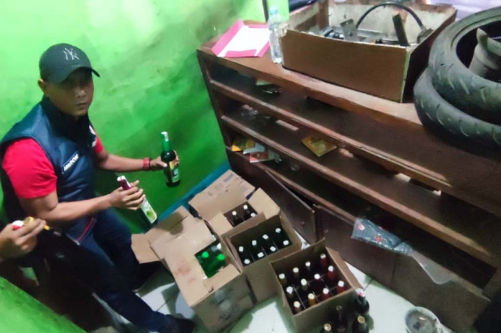 Jelang Pemilu, Ratusan Botol Miras di Bandung Barat dan Cimahi Disita