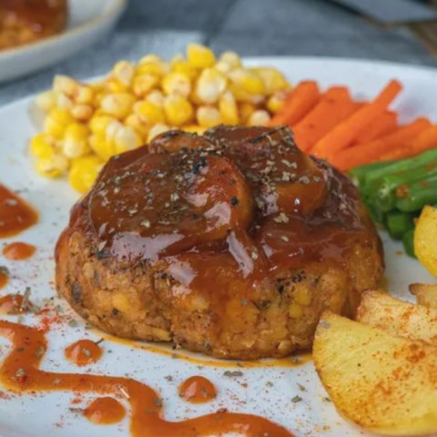Enggak kalah enak, kamu wajib coba steak tempe dengan saus lada hitam. (Foto: Dok. Endeus TV)
