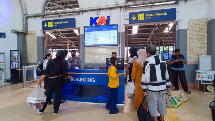 Puncak Arus Balik Imlek, Penumpang di Stasiun Cirebon Naik 100%