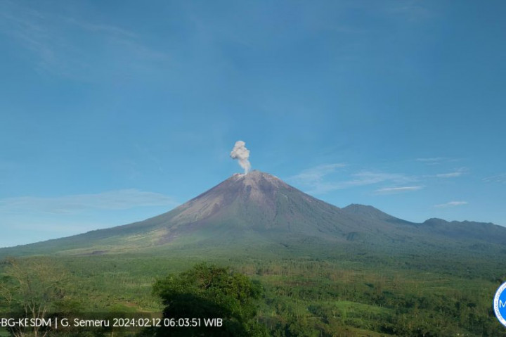 Gunung Semeru Luncurkan Awan Panas Setinggi 800 Meter